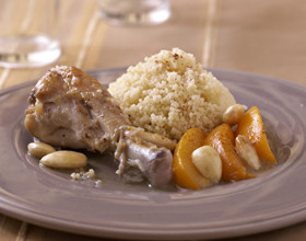 tajine-de-poulet-aux-peches-et-amandes