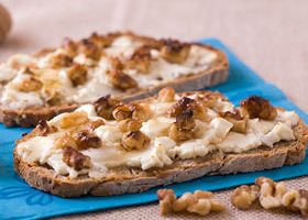 Tartines au chèvre, noix et miel