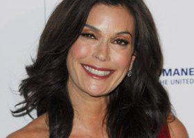 Teri Hatcher à la rescousse des Desperate Housewives du monde - %%sitename%%