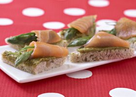 Toasts d'asperges au saumon fumé - %%sitename%%