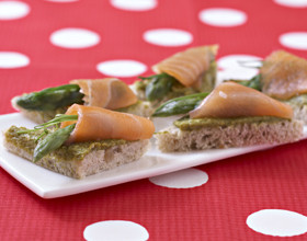 toasts-d-asperges-au-saumon-fume