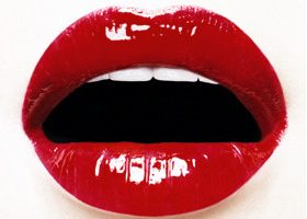 Rouge à lèvres ou vernis ? Vernis à lèvres !