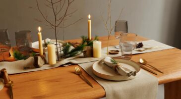 Ce Noël 2025, la technique japonaise des stylistes pour une table de fête sans nappe intrigue et séduit, voici comment l’adopter chez soi
