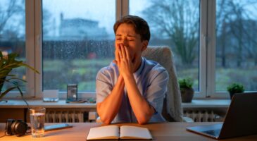 Mon corps bâillait sans raison, ce signe discret de fatigue cachée en novembre 2025 que beaucoup confondent avec la paresse
