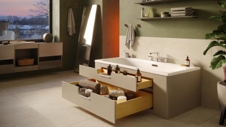 Voici la baignoire à tiroirs qui s’annonce en 2026, un détail discret pour gagner du rangement dans la salle de bain, Jacob Delafon en tête