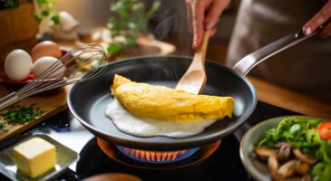 Voici l’omelette moelleuse que les chefs font à la maison en 2025 : ce geste discret et une cuisson lente changent tout