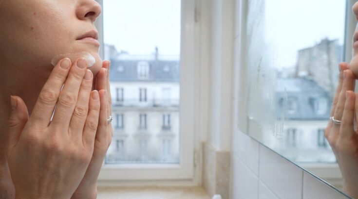 Anti-âge : ce geste quotidien méconnu rajeunit la peau et rend vos crèmes hors de prix presque inutiles