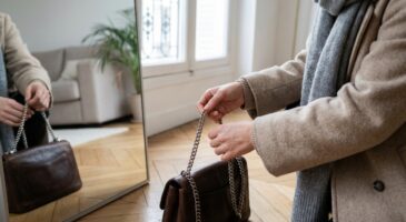 Ce détail discret à moins de 30 € à accrocher à votre sac change instantanément vos manteaux d’hiver en looks ultra chic