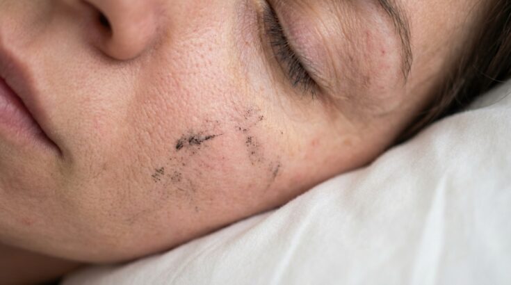 Dormir maquillée une seule nuit : cette erreur banale qui met votre peau à rude épreuve sans que vous le voyiez