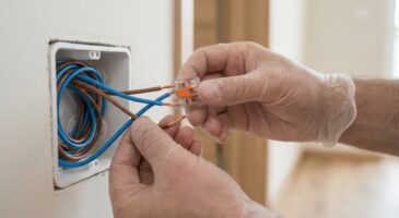 Électricité : ce petit accessoire en plastique va vous faire oublier les dominos pour relier deux fils sans tournevis