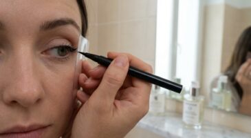Eye-liner : ce geste avec un simple accessoire du quotidien fait mieux que la pratique, même sur paupières tombantes