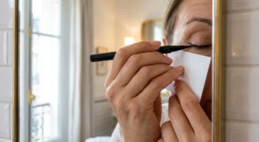 Eye-liner : si votre trait est raté, même sur paupières tombantes, arrêtez d'ignorer cette astuce avec une carte