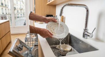 Lave-vaisselle : ce réflexe avant chaque cycle ruine son efficacité, gaspille l’eau et plombe votre facture