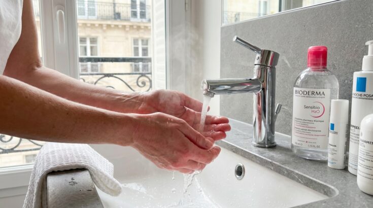 Visage qui marque, rides précoces : ce geste du matin sous la douche abîme votre peau sans que vous le sachiez