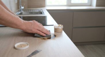 Marque de brûlure sur stratifié : cette technique express rend votre plan de travail comme neuf sans le changer