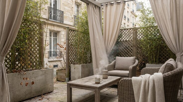 Marre du voisin qui voit tout ? Ces 6 astuces transforment votre jardin en refuge discret dès ce week-end