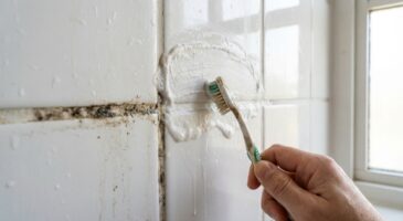 Si vous utilisez encore l’eau de javel, ce produit de jardin blanchit les joints bien mieux dans la salle de bain